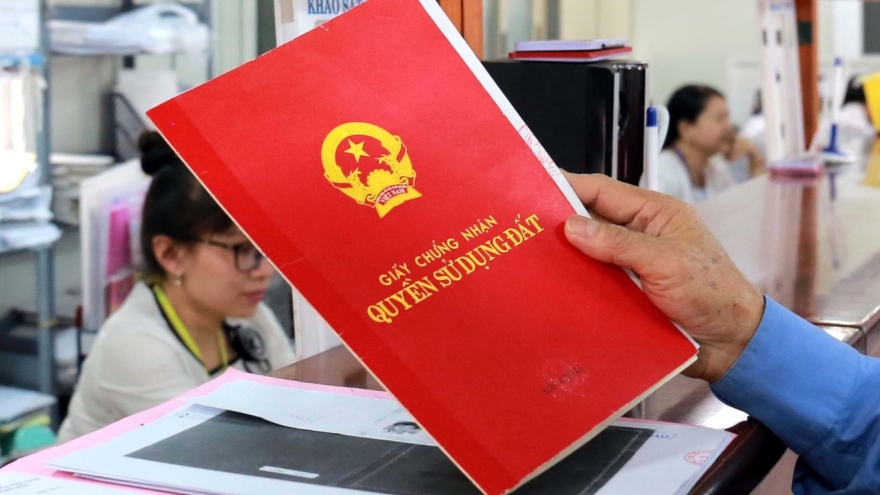 Cầm sổ đỏ tại Amazo